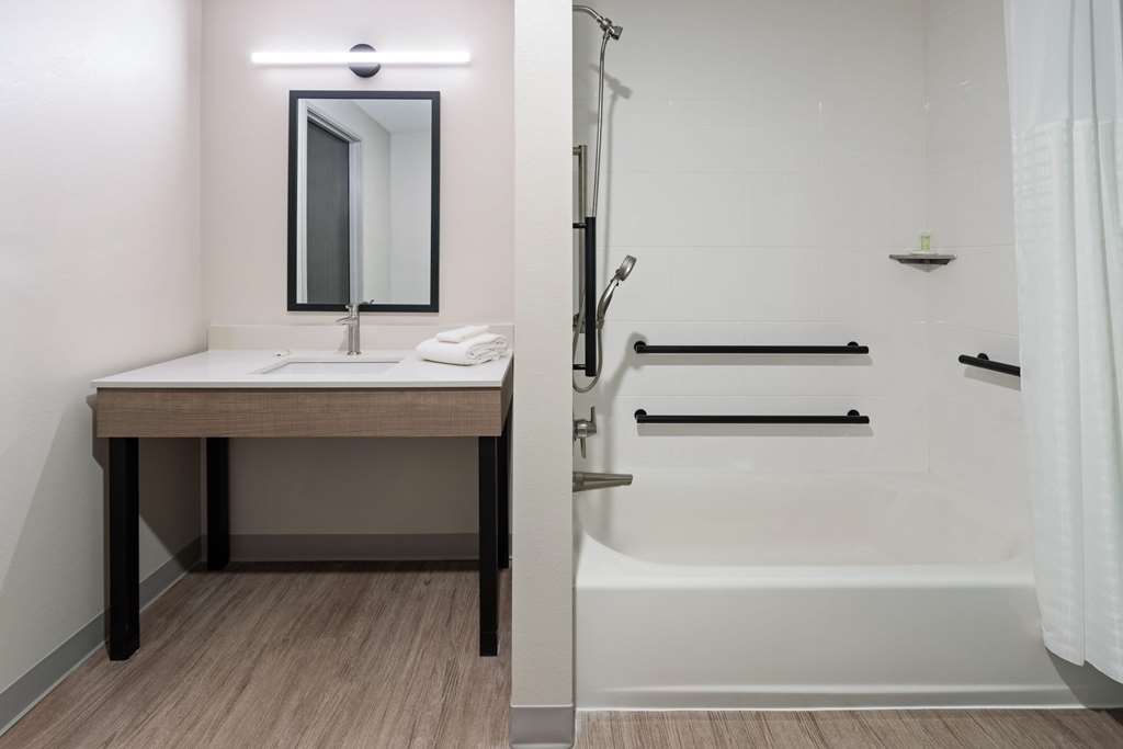 ECHO Suites Richmond West Extended Stay by Wyndham - photo 34