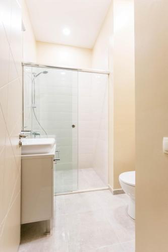 Luxury 3 BR apartment by Freedom square City Center