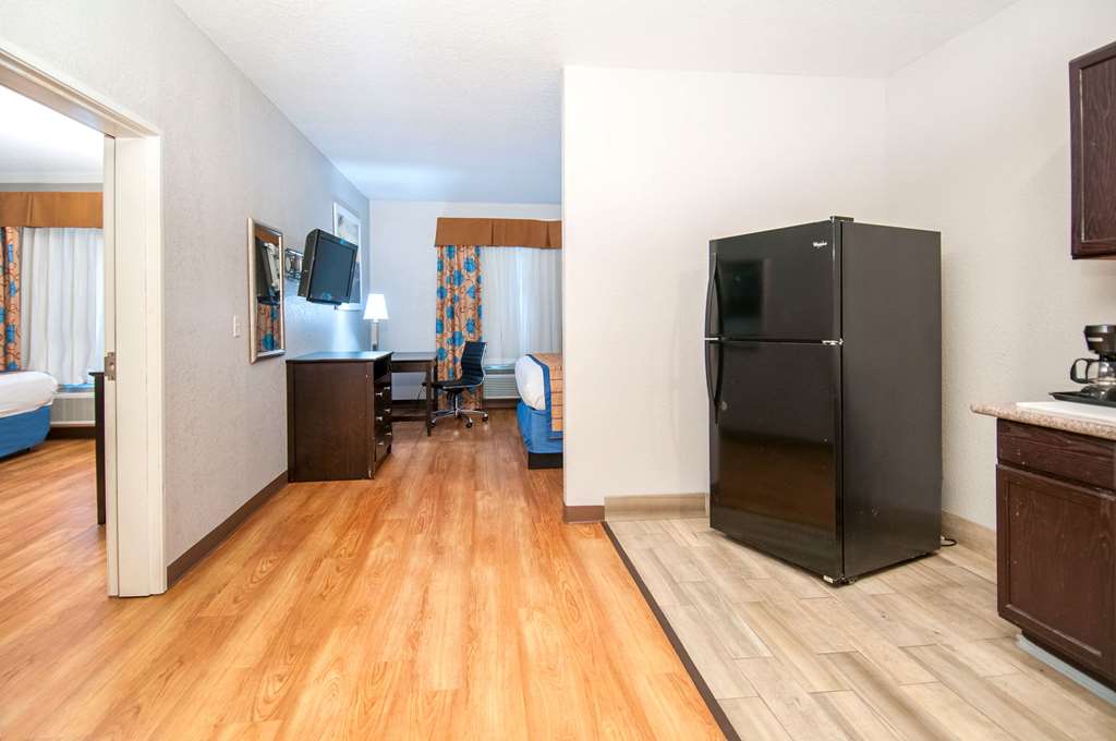 Days Inn & Suites by Wyndham San Antonio near Frost Bank Center - photo 44