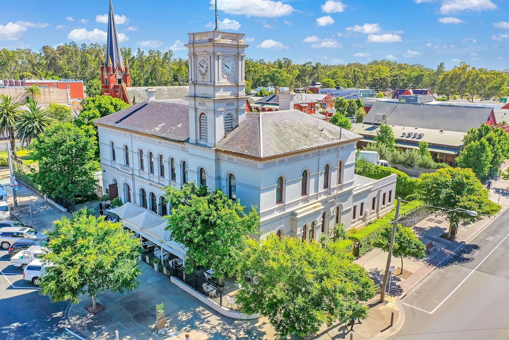 Clocktower Suites - carbon neutral hotel in Echuca