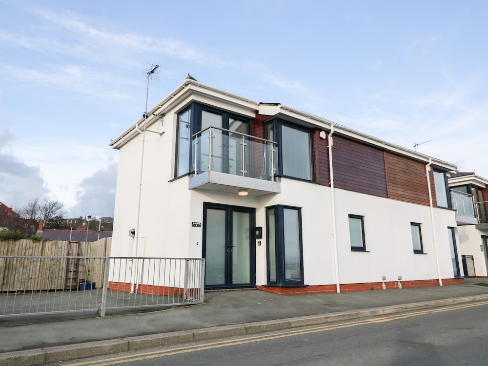 8 Marina View — 4-Star Luxury Hotel in Pwllheli, United Kingdom