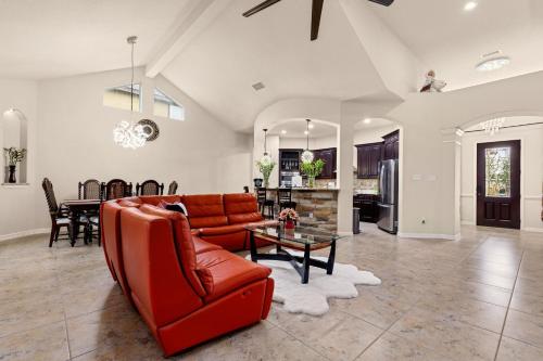 Randolph Central Location 1 story Chef Kitchen Creekside — hotel in Selma