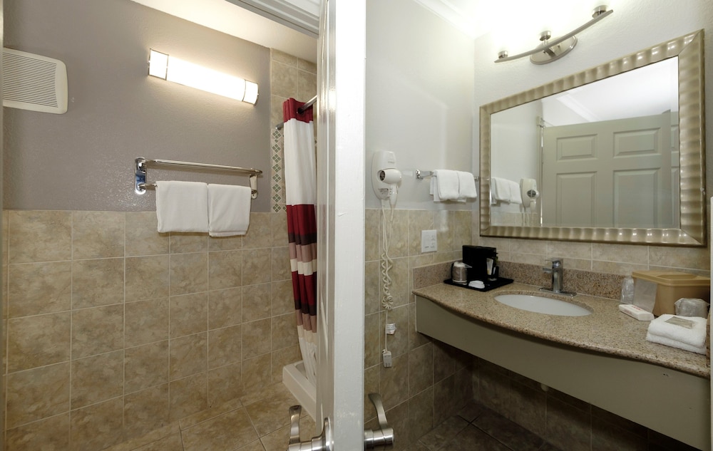 Red Roof Inn Arlington Entertainment District - photo 35