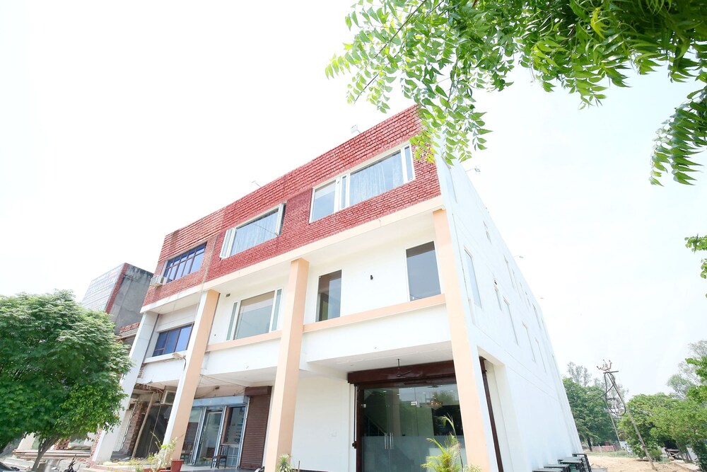 Oyo 40417 Hotel Grand Taj in Thanesar, India