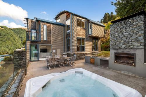 Belfast Retreat Views and Spa Pool in Queenstown, New Zealand