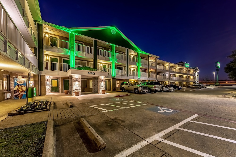 HomeTowne Studios by Red Roof Dallas Mesquite in Mesquite, United States