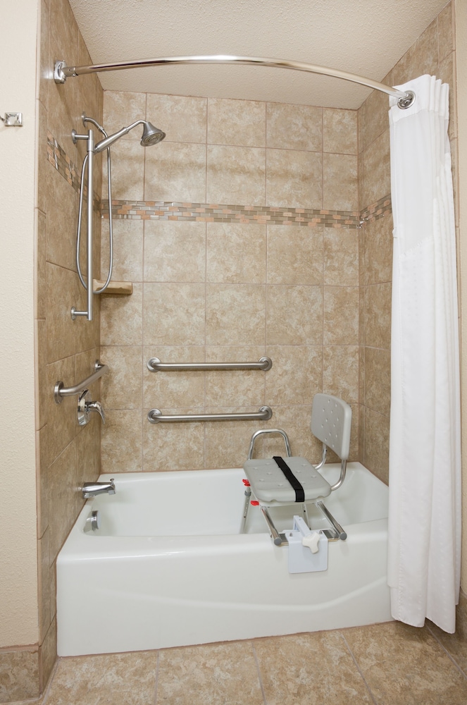 Holiday Inn Express & Suites Minot by IHG - photo 16