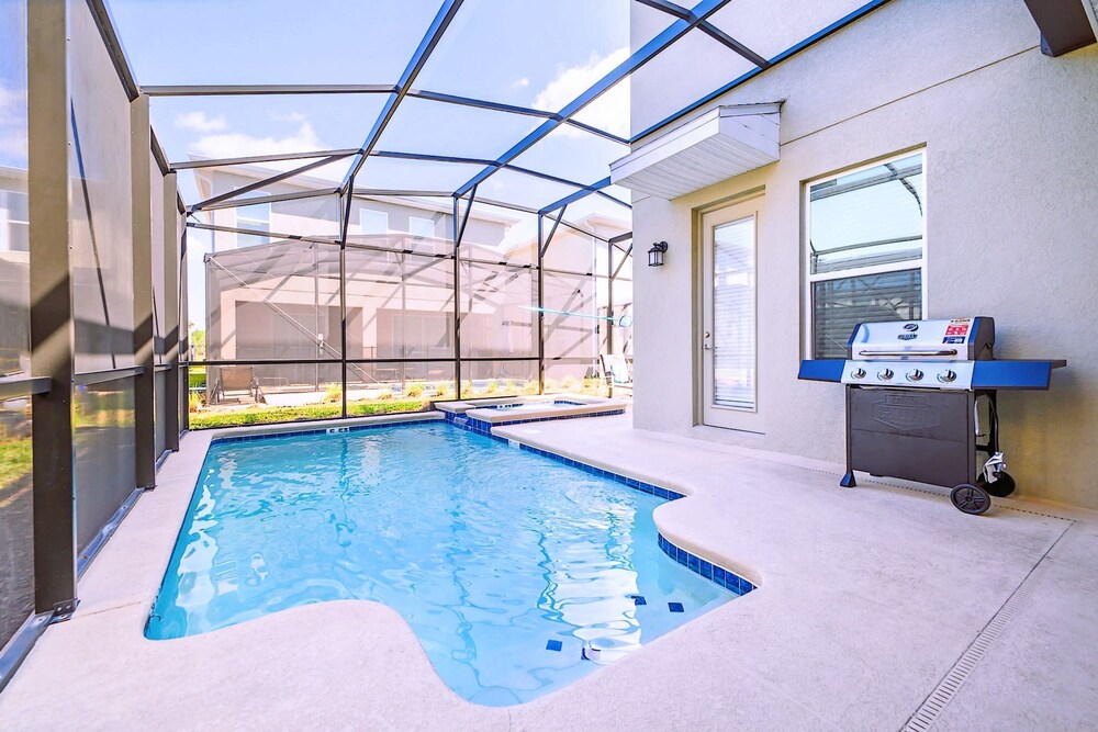 Bright & Airy 5BR Resort Home with Pool - photo 7
