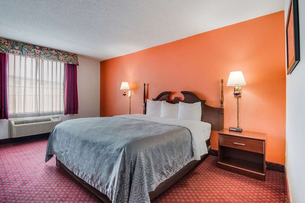 Econo Lodge Inn & Suites Chambersburg Central - photo 19