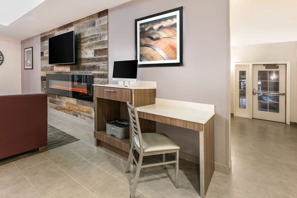 La Quinta Inn & Suites by Wyndham Fredericksburg - photo 30