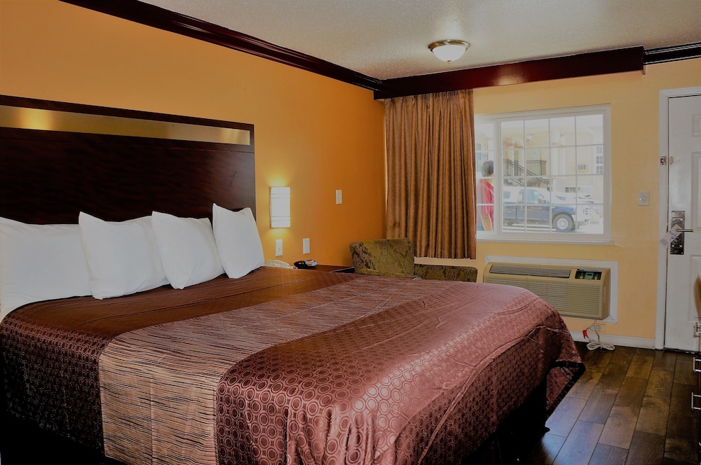 America's Deluxe Inn - photo 9