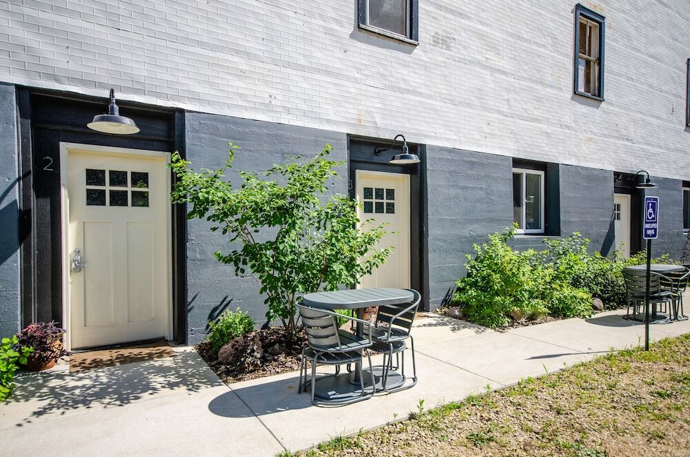 Tobacco Warehouse Inn - photo 26