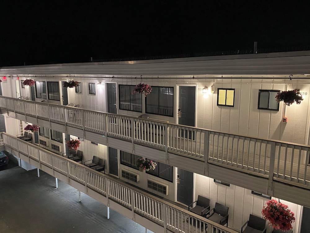 Hampton Harbor Motel - photo 12
