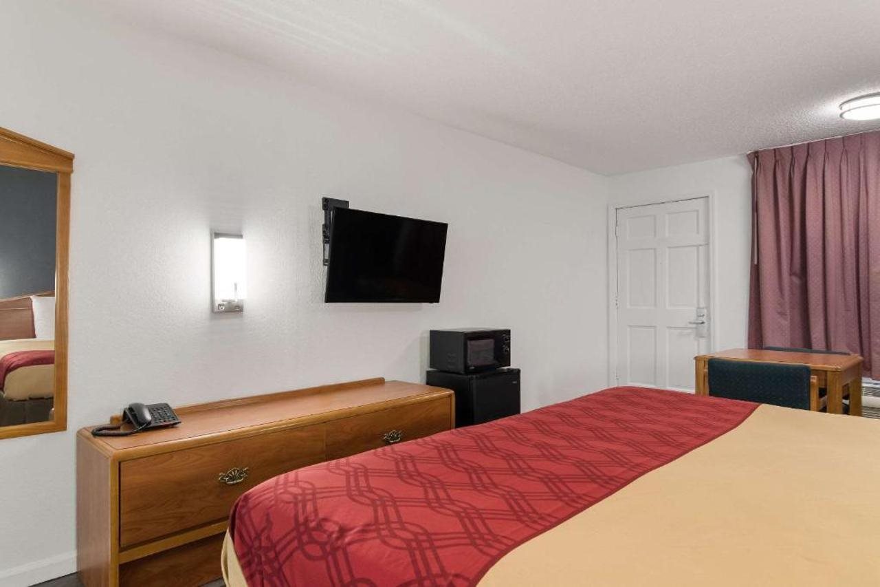 Econo Lodge Calhoun North Damascus - photo 24