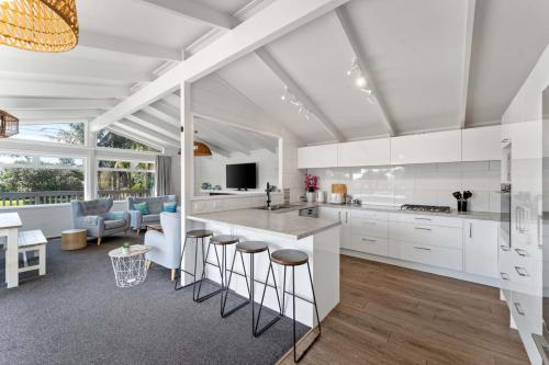 Huge Beachside Haven Front Row - carbon neutral hotel in Unknown City