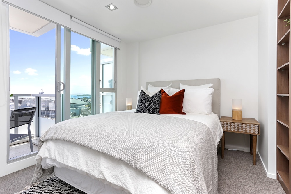 Harbour Views from Two Bedroom Beauty — 4-Star Luxury Hotel in Auckland, New Zealand
