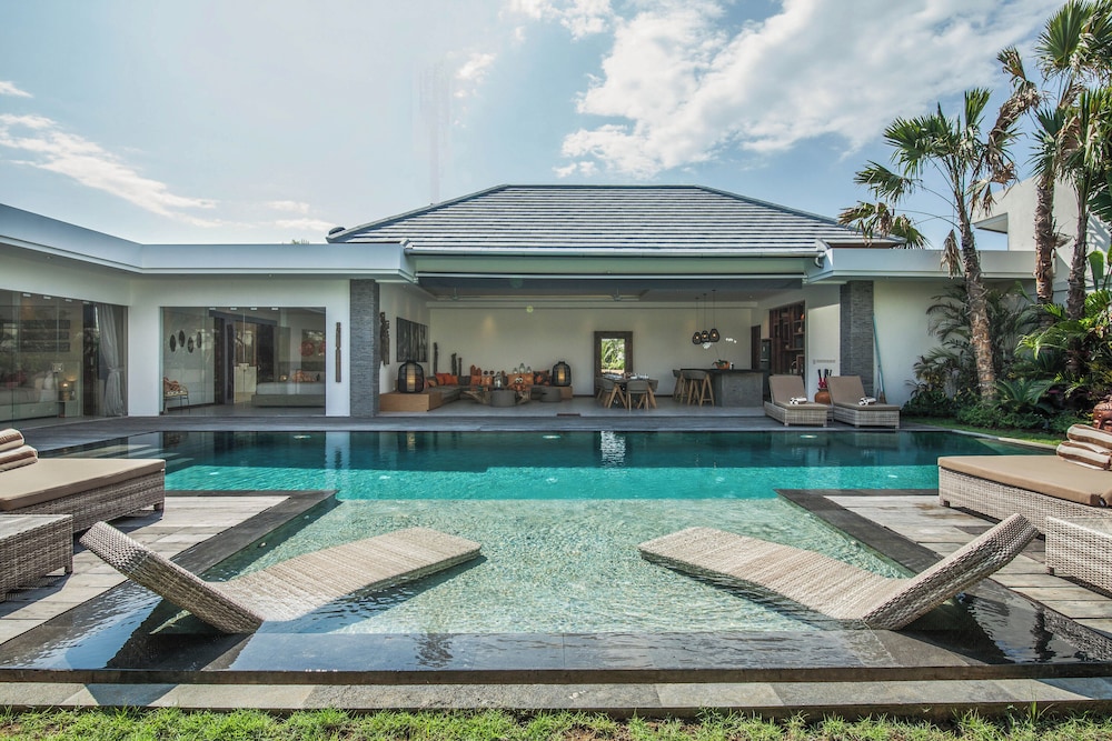 Luxury 6BR Villa Canggu 400m to Finns Beach — 4-Star Luxury Hotel in Canggu, Indonesia