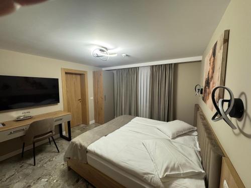 Pensiune Restaurant Pizzerie 2 Păuni in Borsa, Romania