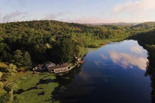 Private 37 Acre Lake Estate On 164 Acres 11 Br — 4-Star Luxury Hotel in Highland, United States