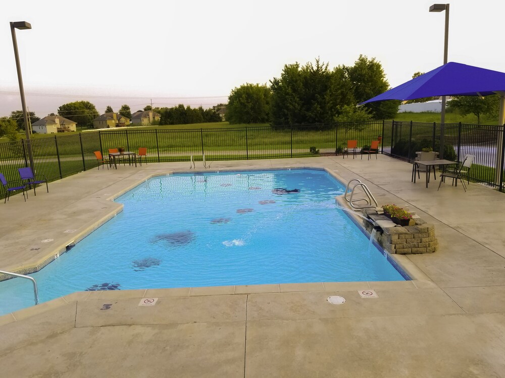 Paola Inn And Suites - photo 38