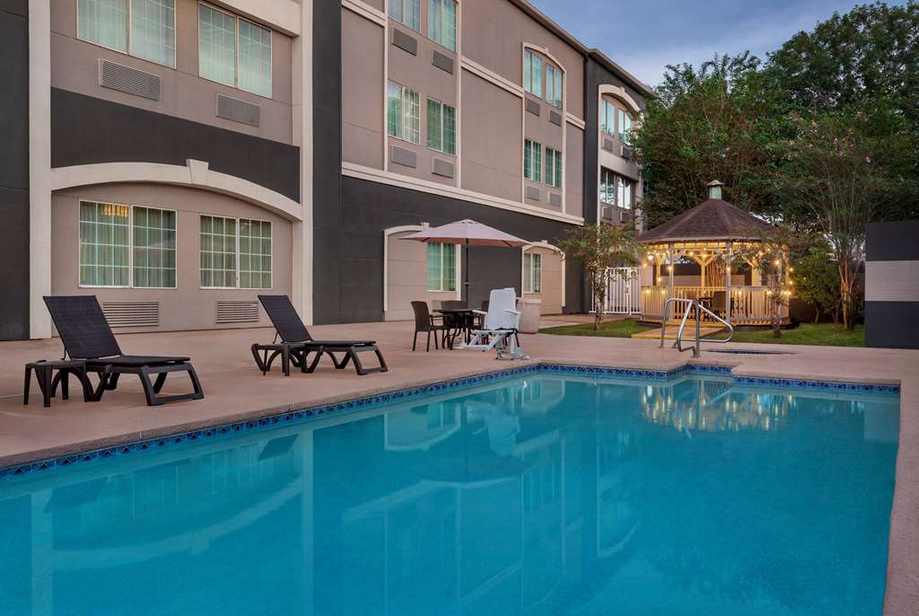 La Quinta Inn & Suites by Wyndham Brownsville North - photo 18