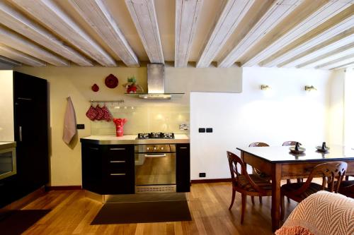 Luxury Cernaia Home alloggio di charme nel Centro Storico — 4-Star Luxury Hotel in Genoa, Italy