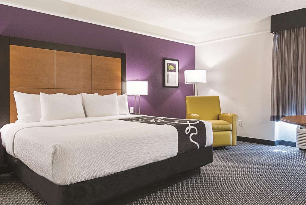La Quinta Inn & Suites by Wyndham Ontario Airport - photo 38