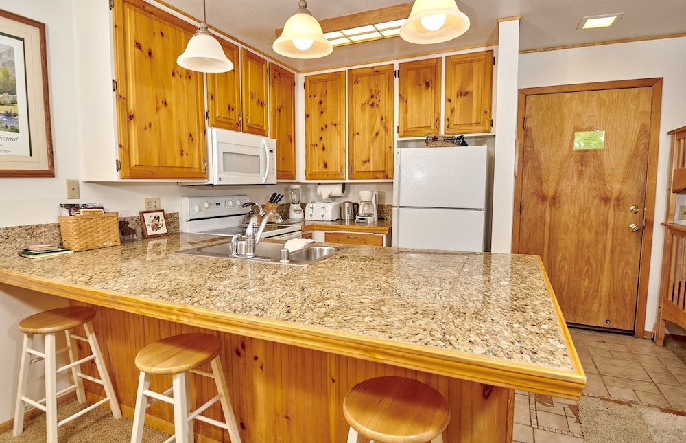 St. Anton Wooded View 1 bedroom Condos w Complimentary Hot Drinks — 4-Star Luxury Hotel in Mammoth Lakes, United States