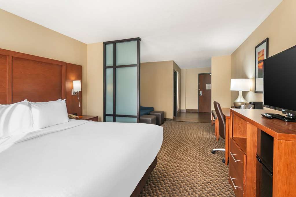 Comfort Suites Manhattan - photo 19