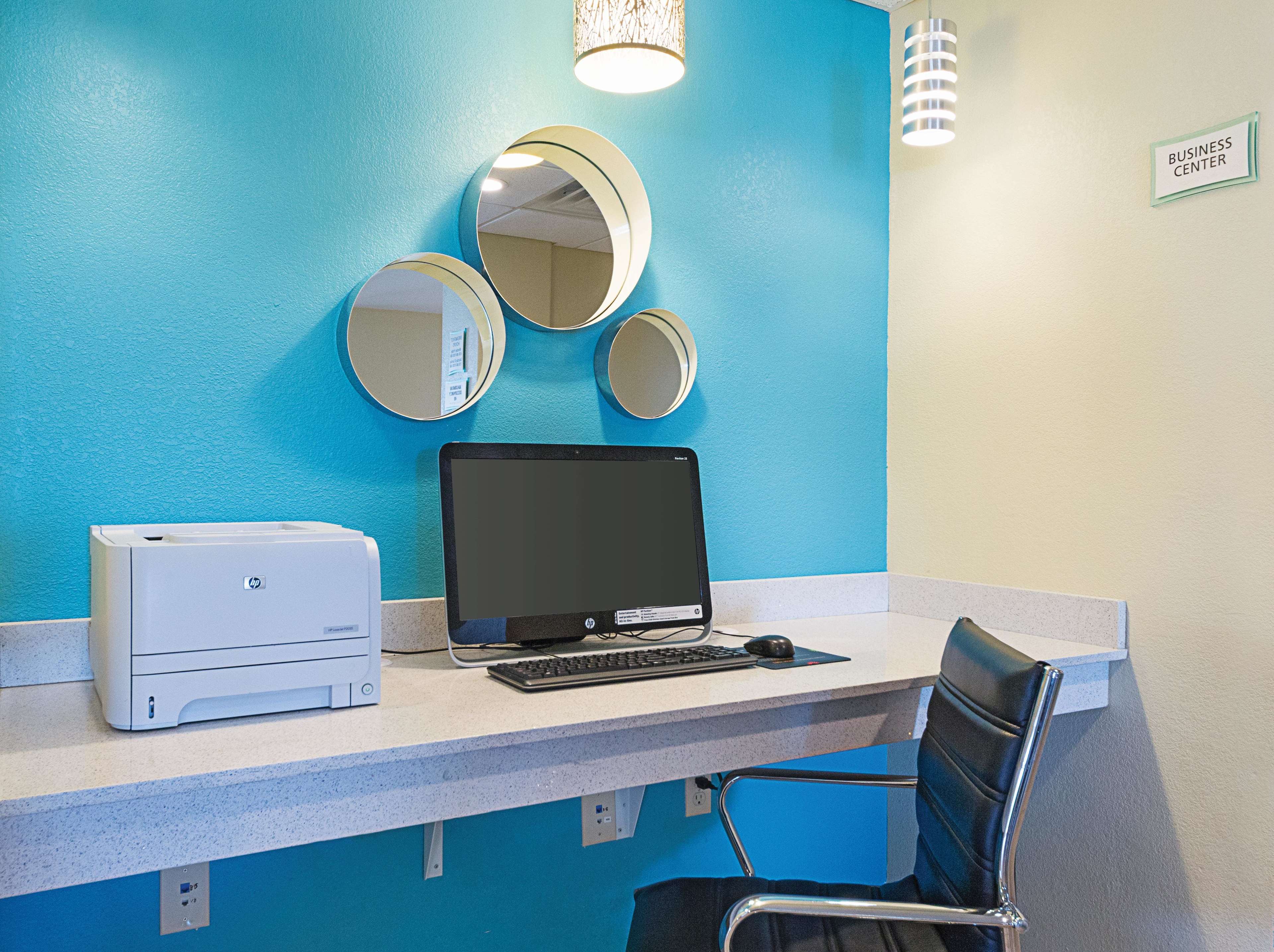 La Quinta Inn & Suites by Wyndham Mathis - photo 2