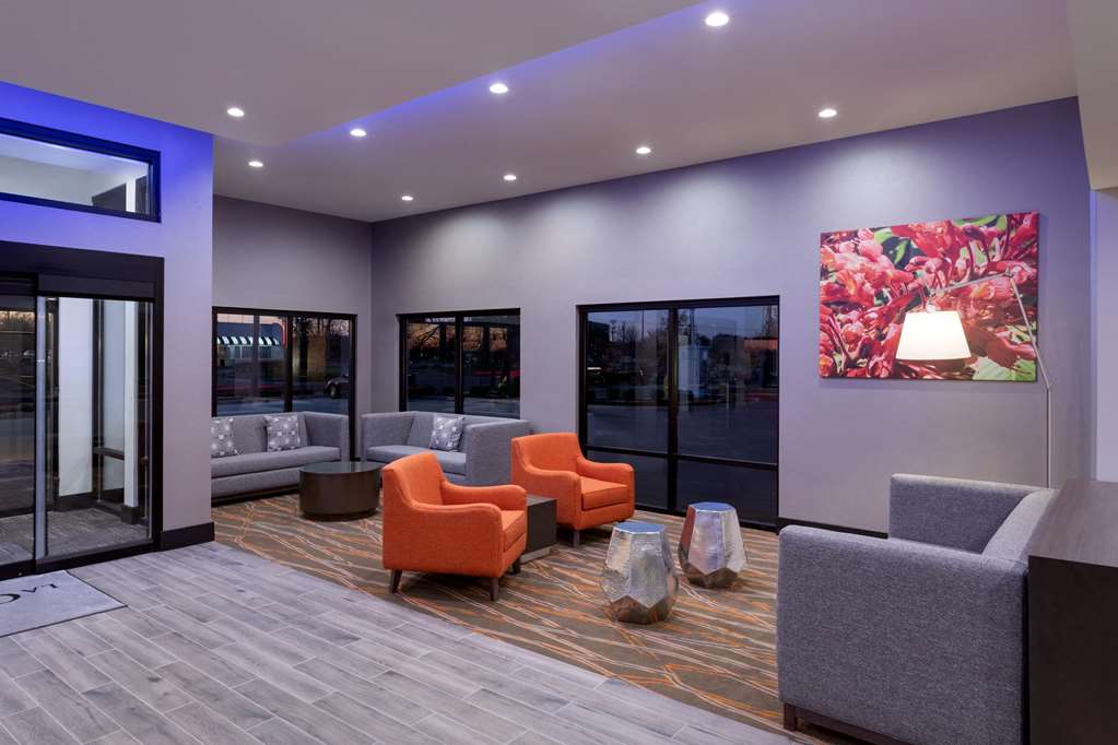 La Quinta Inn & Suites by Wyndham St Louis Route 66 - photo 5