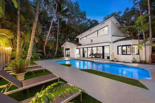 Coconut Grove Villa with heated Pool sleeps 12 — 4-Star Luxury Hotel in Miami, United States