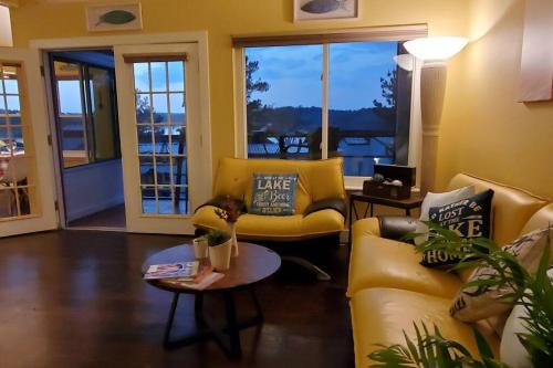 Tranquility 2 bedroom Villa by the lake with green backyard — 4-Star Luxury Hotel in Huntsville, United States