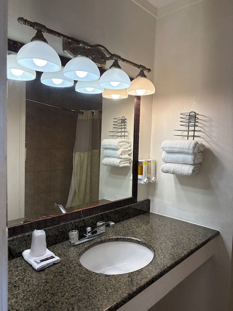 Hometown Inns North Hills - photo 13