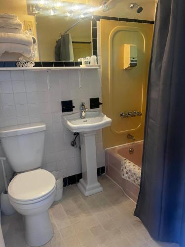 Claddagh Motel & Suites - photo 33