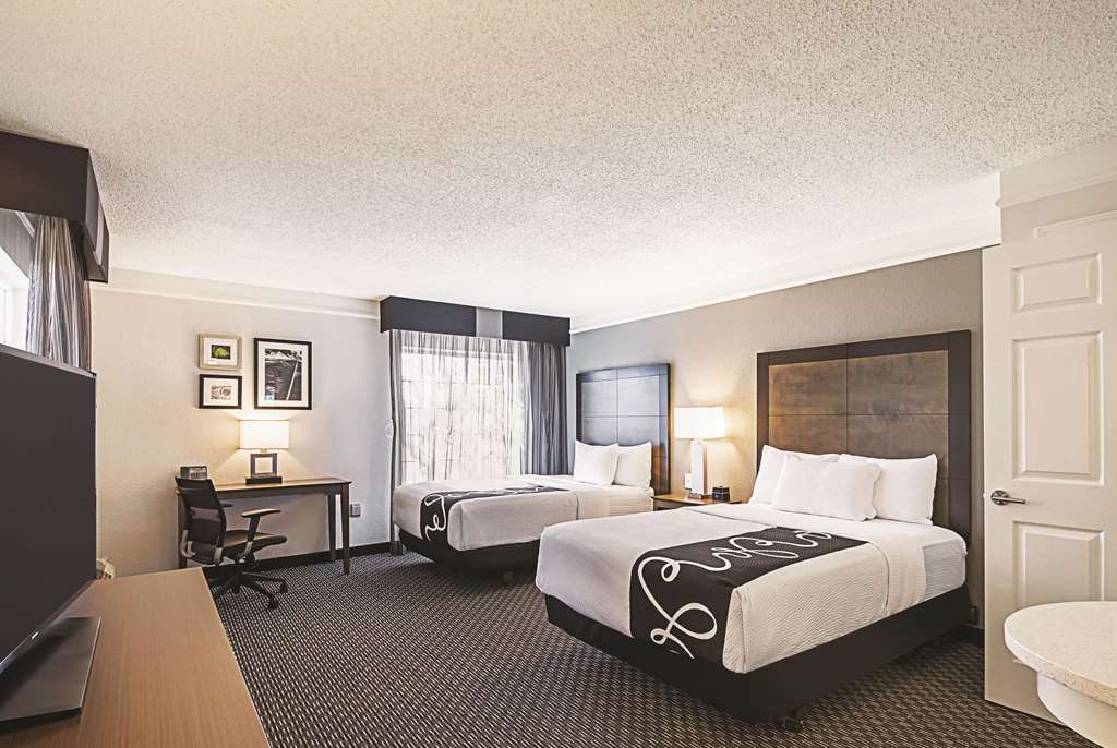 La Quinta Inn & Suites by Wyndham Austin Near The Domain - photo 28