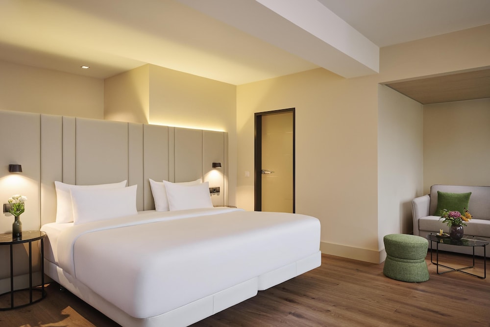 NH Düsseldorf Königsallee — 4-Star Luxury Hotel in Duesseldorf, Germany