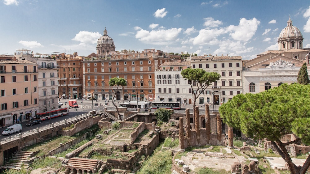 Rental in Rome Ancient Rome View — 4-Star Luxury Hotel in Rome, Italy