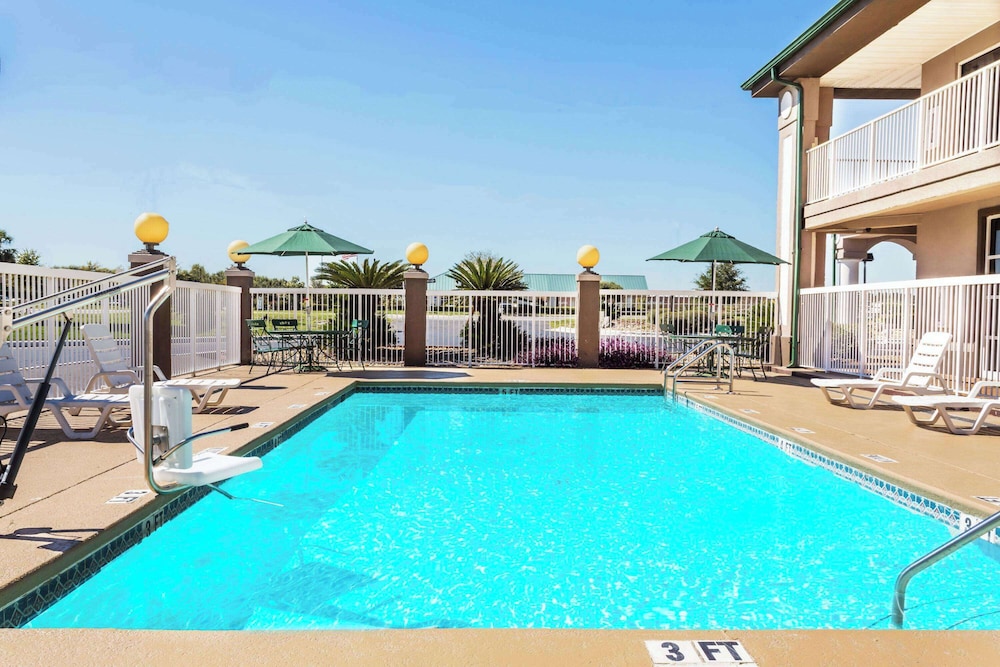 Super 8 by Wyndham Marianna I 10 - photo 31