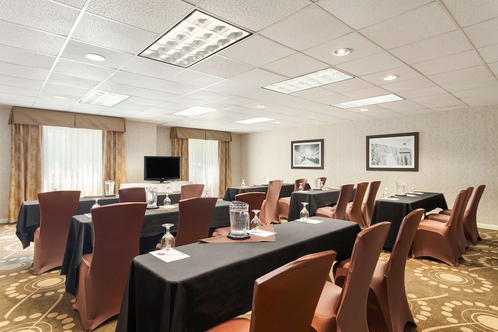 Hampton Inn Colchester - photo 46