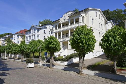Ferienwohnung 11 Villa Celia Sellin Rügen — 4-Star Luxury Hotel in Ostseebad Sellin, Germany