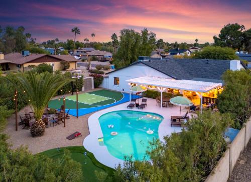 Desert Air 5 Br Sports Court Pool Arcade Hot Tub — 4-Star Luxury Hotel in Phoenix, United States