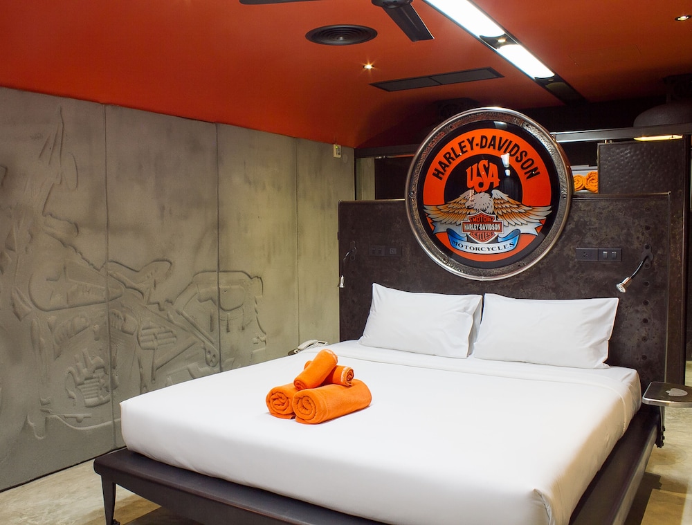 Nicky’s Handlebar — Phuket — photo 3