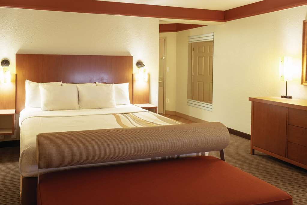 La Quinta Inn & Suites by Wyndham Atlanta Ballpark Galleria - photo 17