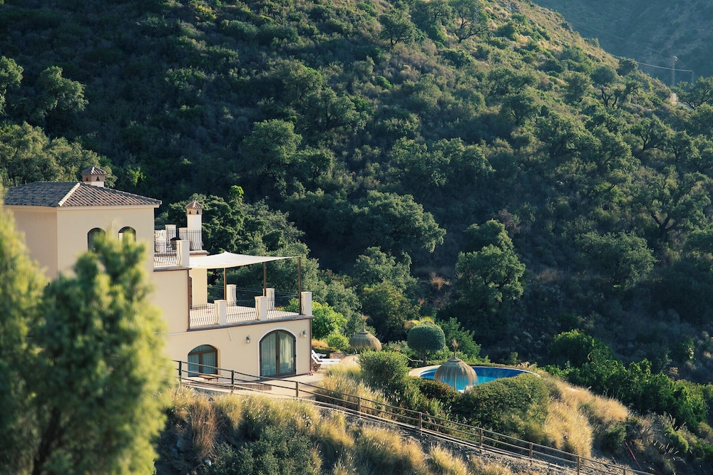 Luxurious 5 Bedroom Villa With Waterfall Closeby — 4-Star Luxury Hotel in Coin, Spain