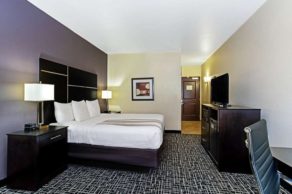 La Quinta Inn & Suites by Wyndham Denver Gateway Park - photo 36