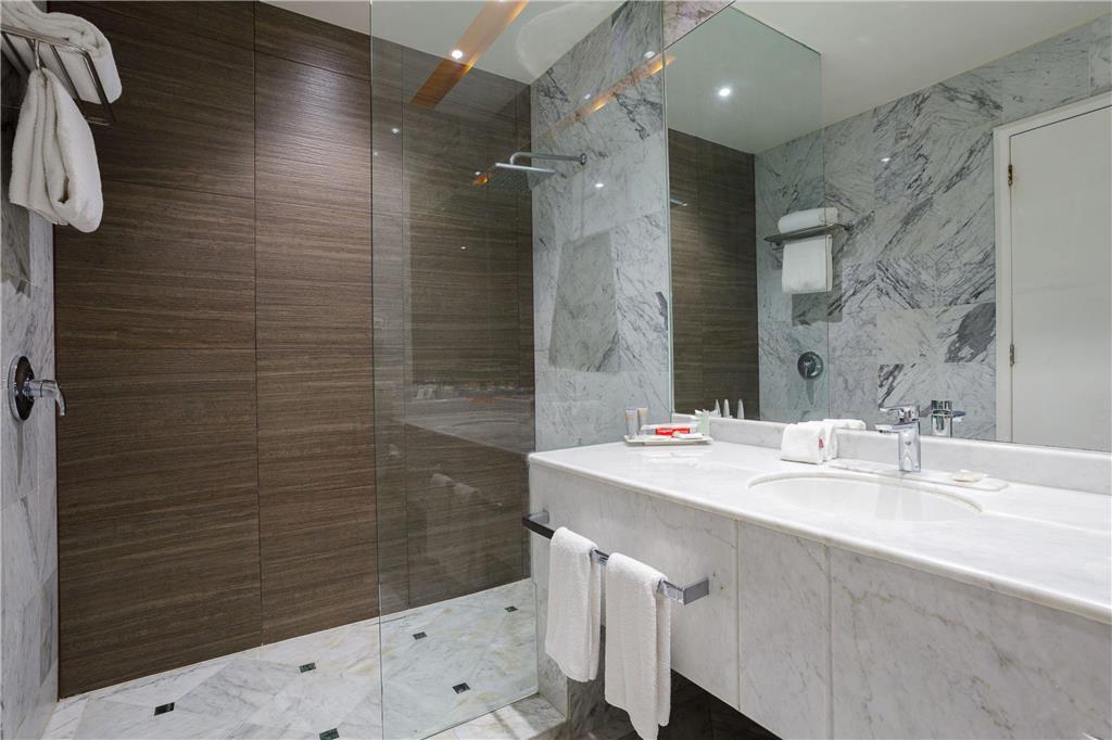 Deluxe superior shower