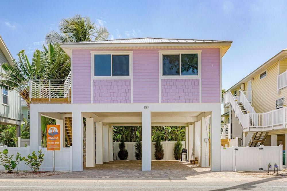 Ami Gulf Lookout Views Of The Gulf From Every Room Rooftop Terrace in Bradenton Beach, United States
