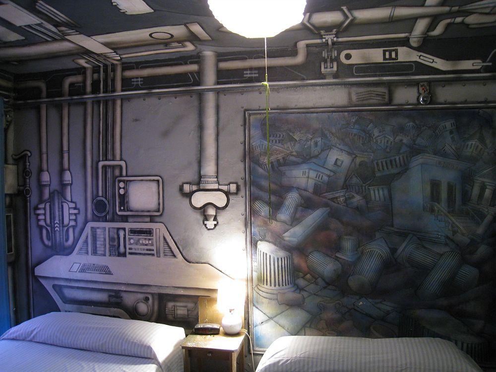 Carlton Arms Hotel - photo 21