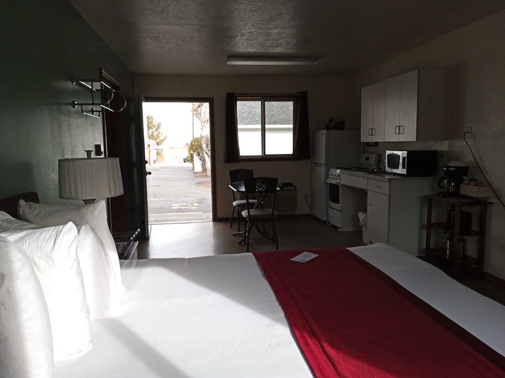 Lamplighter Cabins & Suites - photo 31